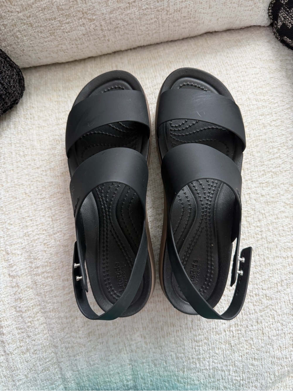CROC SANDALS SIZE 8